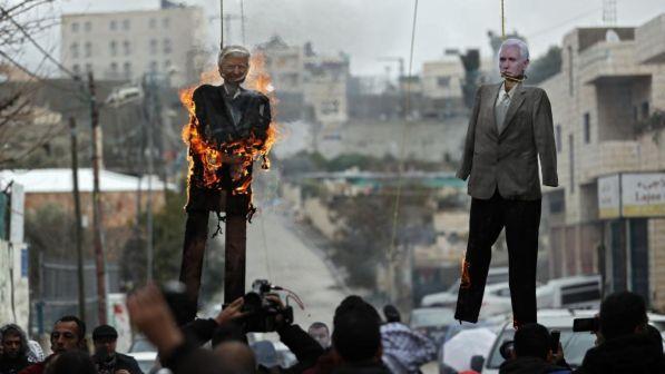 I palestinesi processano Trump e ricattano l'America