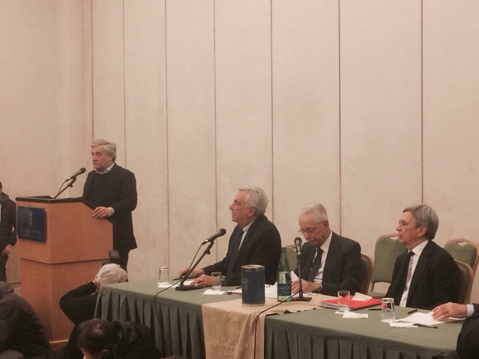 Un mattone con scritto sopra: “Ora basta”