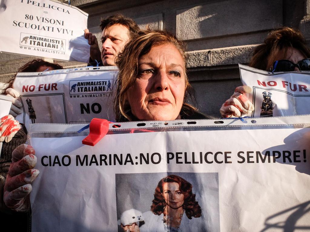 Protesta animalista alla sfilata delle pellicce Marni