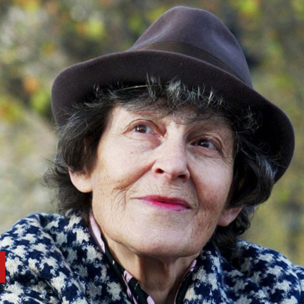 Addio a Jenny Joseph, la poetessa di “Warning”