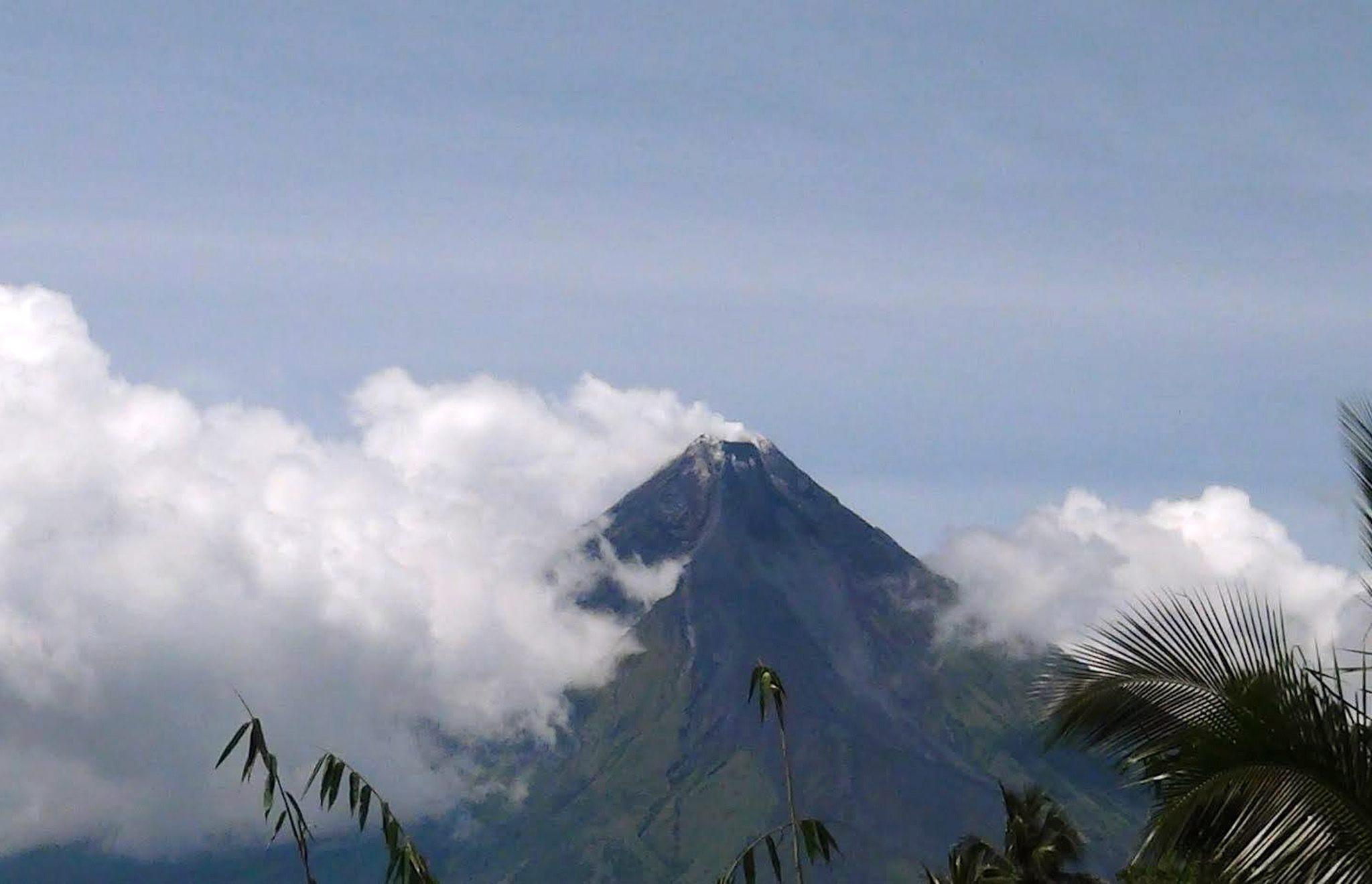 Persone in fuga dalla cenere sprigionata dal Vulcano filippino Mayon 
