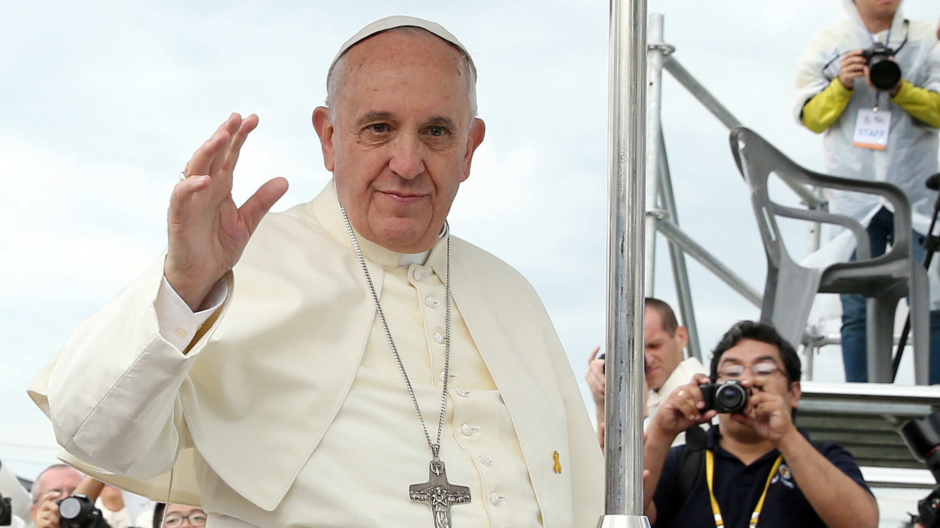 Il Papa assolve il vescovo Barros complice di abusi sessuali 