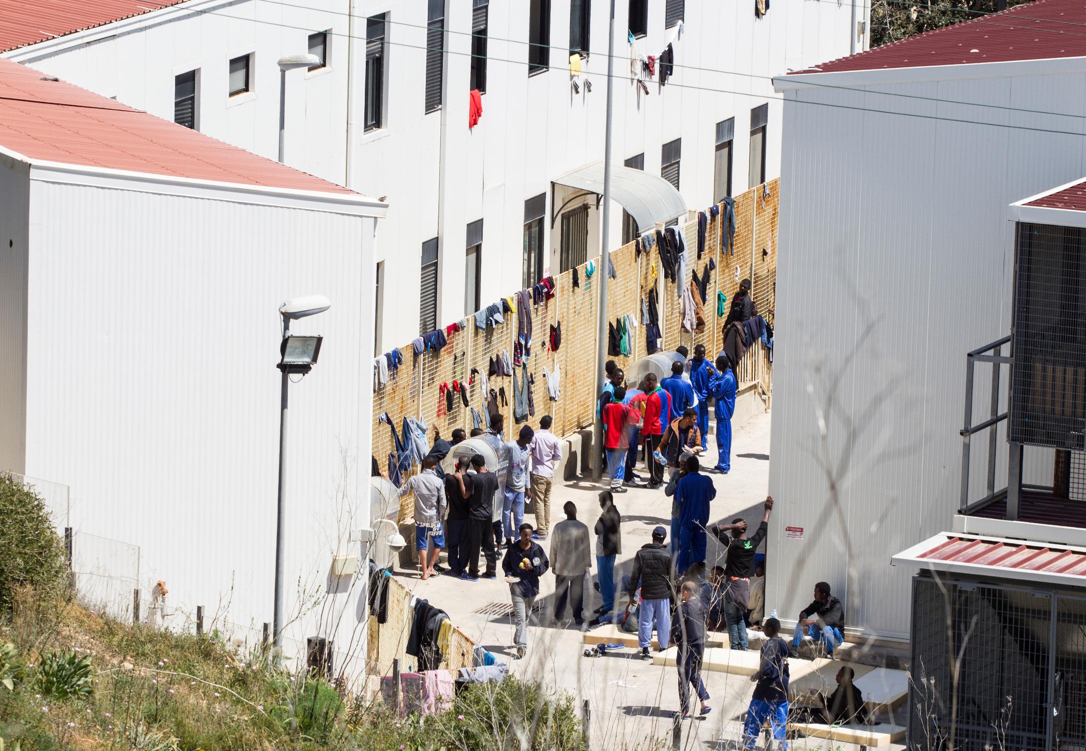 Migranti, nuova rivolta a Lampedusa