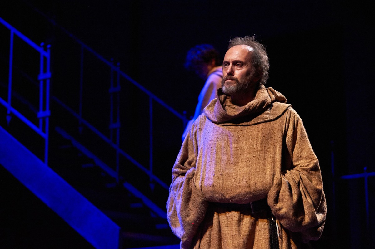 “Il nome della rosa”: a teatro, la “terza vita”