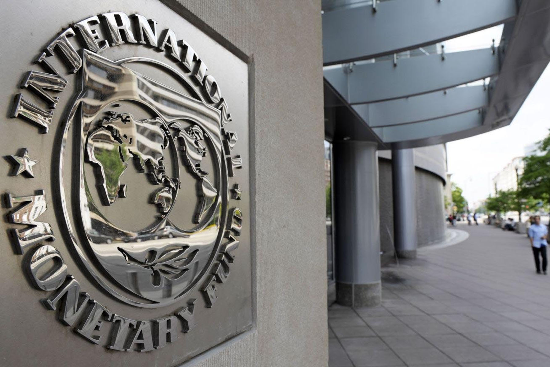 L’Fmi vuole mandarci la troika e minaccia le nostre pensioni