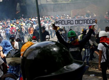 L’Europarlamento chiede sanzioni contro Maduro