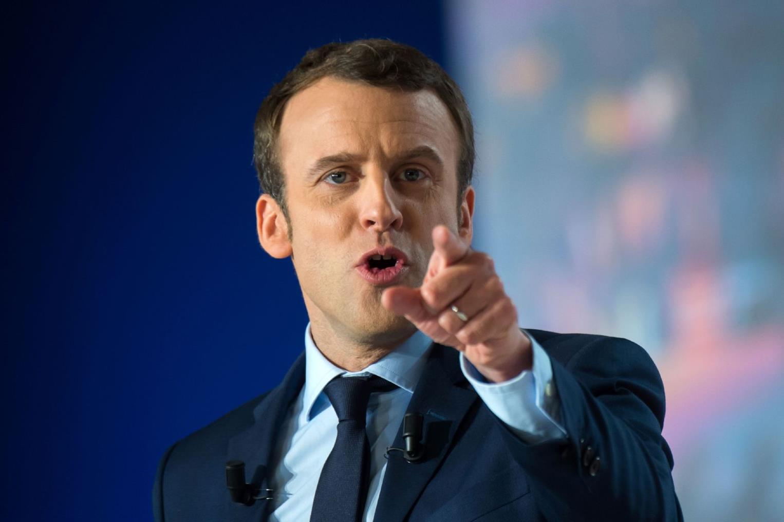 Francia, Macron caccia i giornalisti dall’Eliseo  