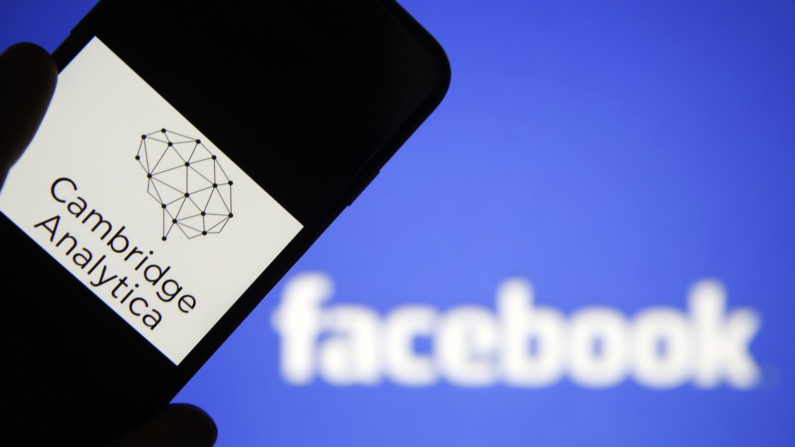 Cambridge Analytica, violati account italiani