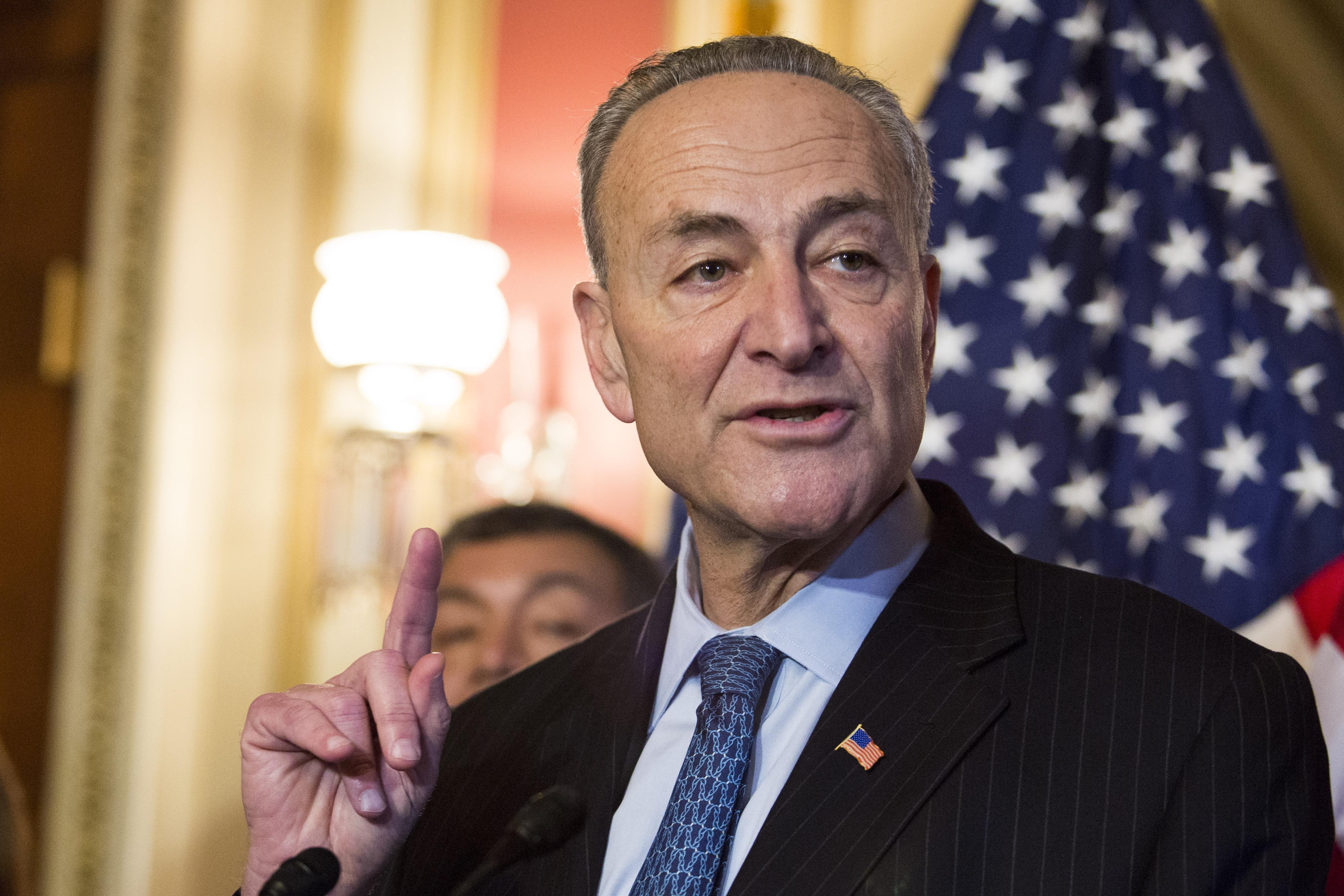 Il dem Schumer chiede a Trump sanzioni contro la Russia