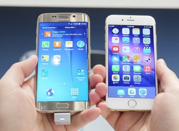 Barcellona, la sfida a distanza tra Samsung e iPhone