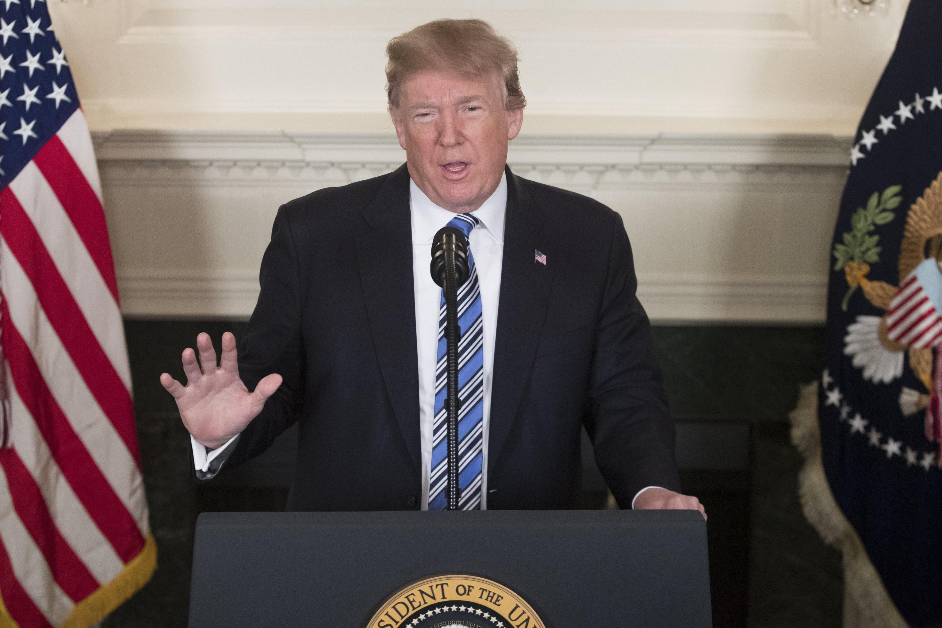 Trump cede in parte alle pressioni contro le armi