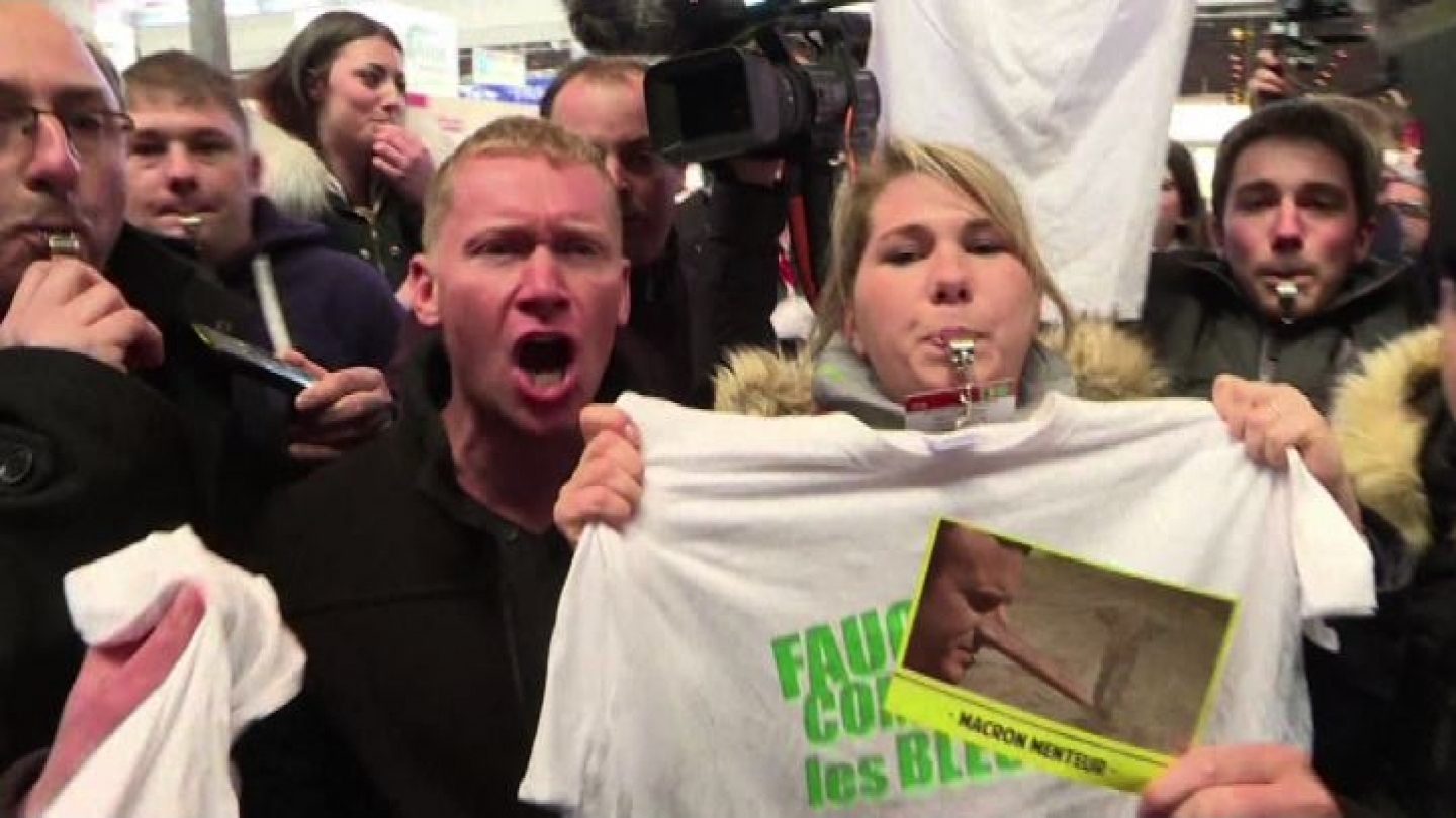 Macron contestato al Salone dell’agricoltura di Parigi