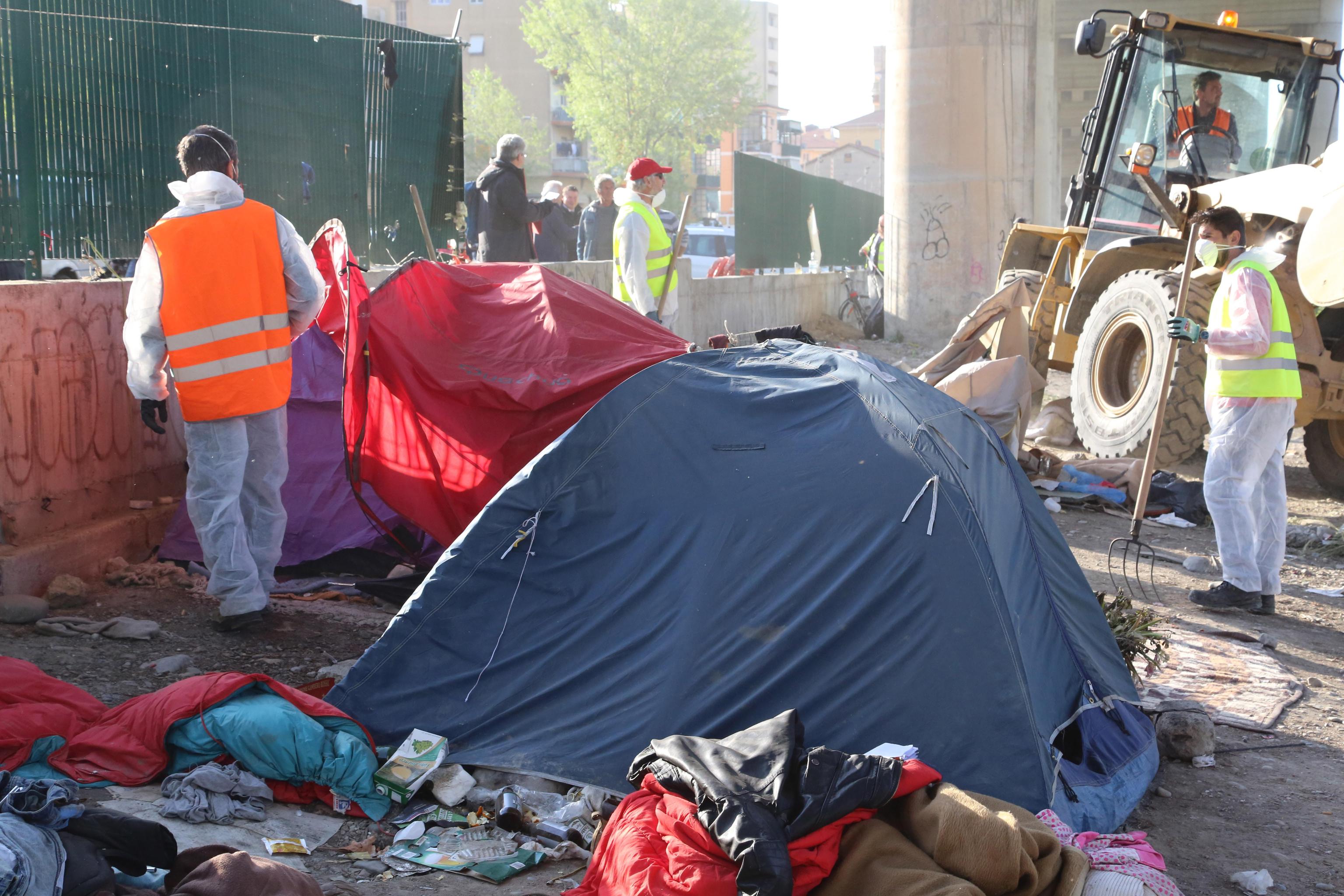 Migranti: ruspe a Ventimiglia, via tendopoli dal Roja 
