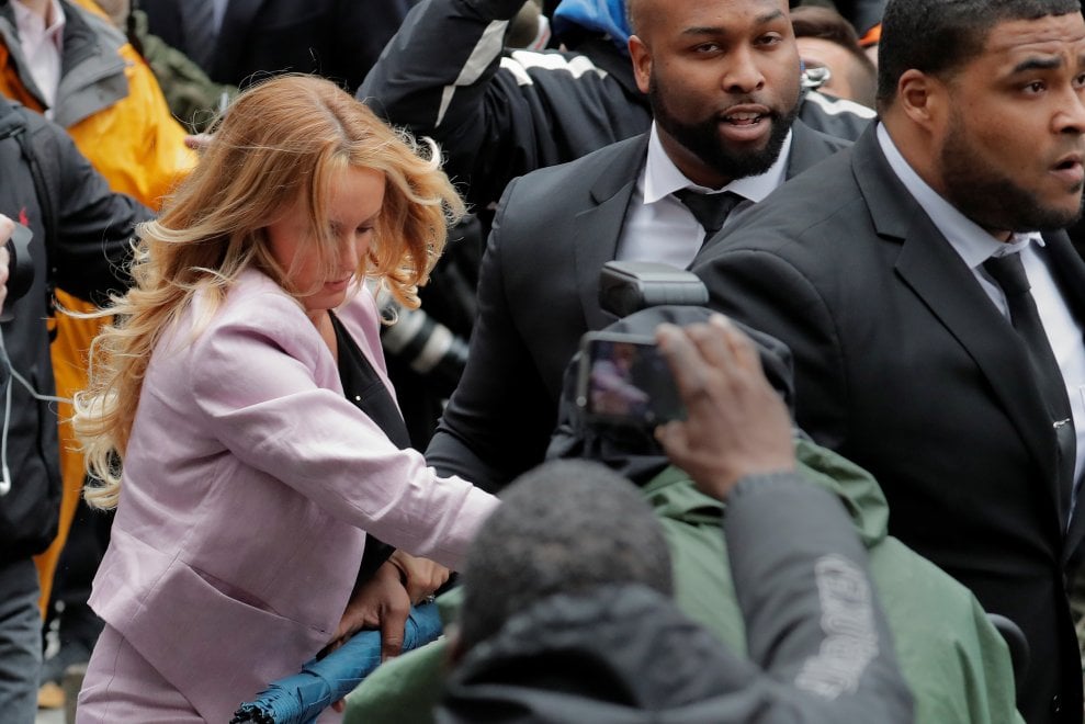Il ciclone Stormy Daniels si abbatte sull’avvocato di Trump