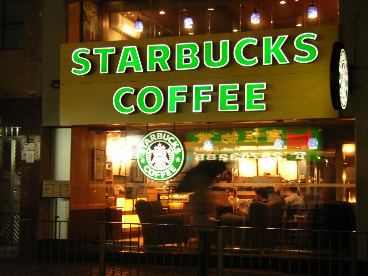 Usa, Starbucks dedica un corso di antirazzismo per i dipendenti
