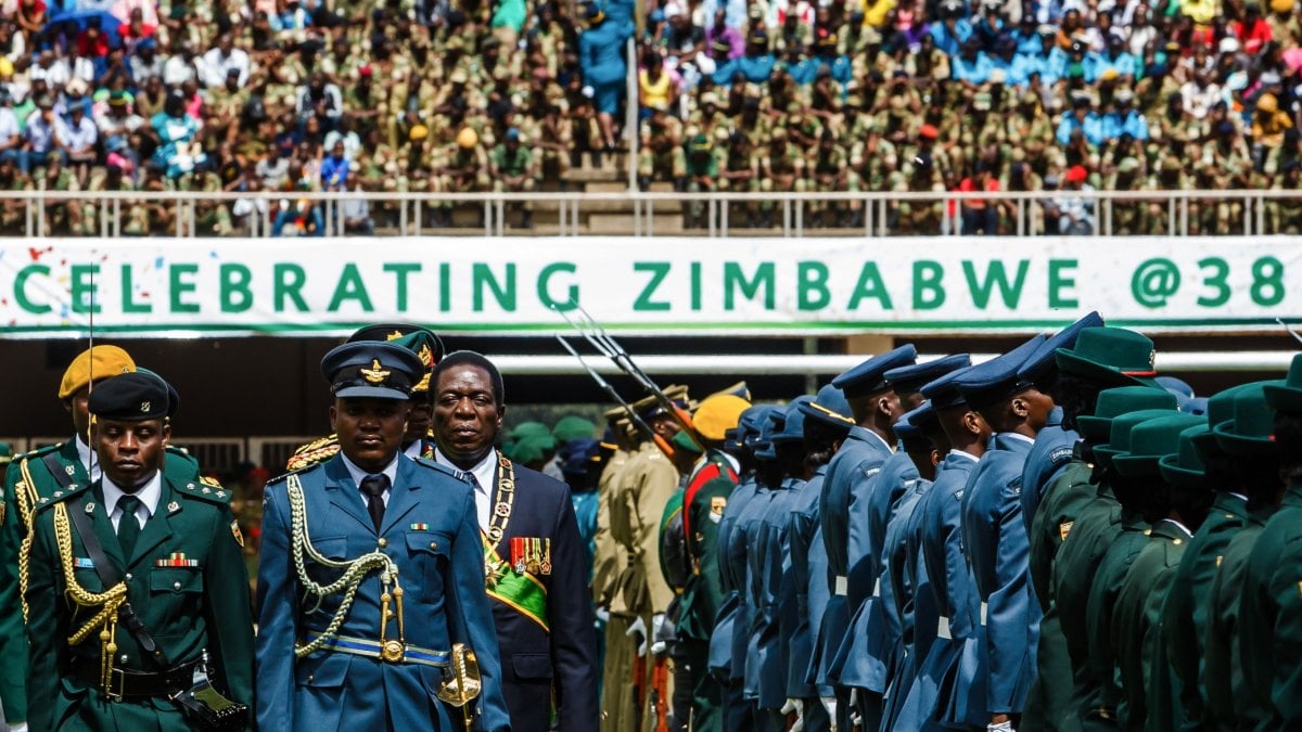 Zimbabwe, licenziati i 16mila infermieri che hanno scioperato