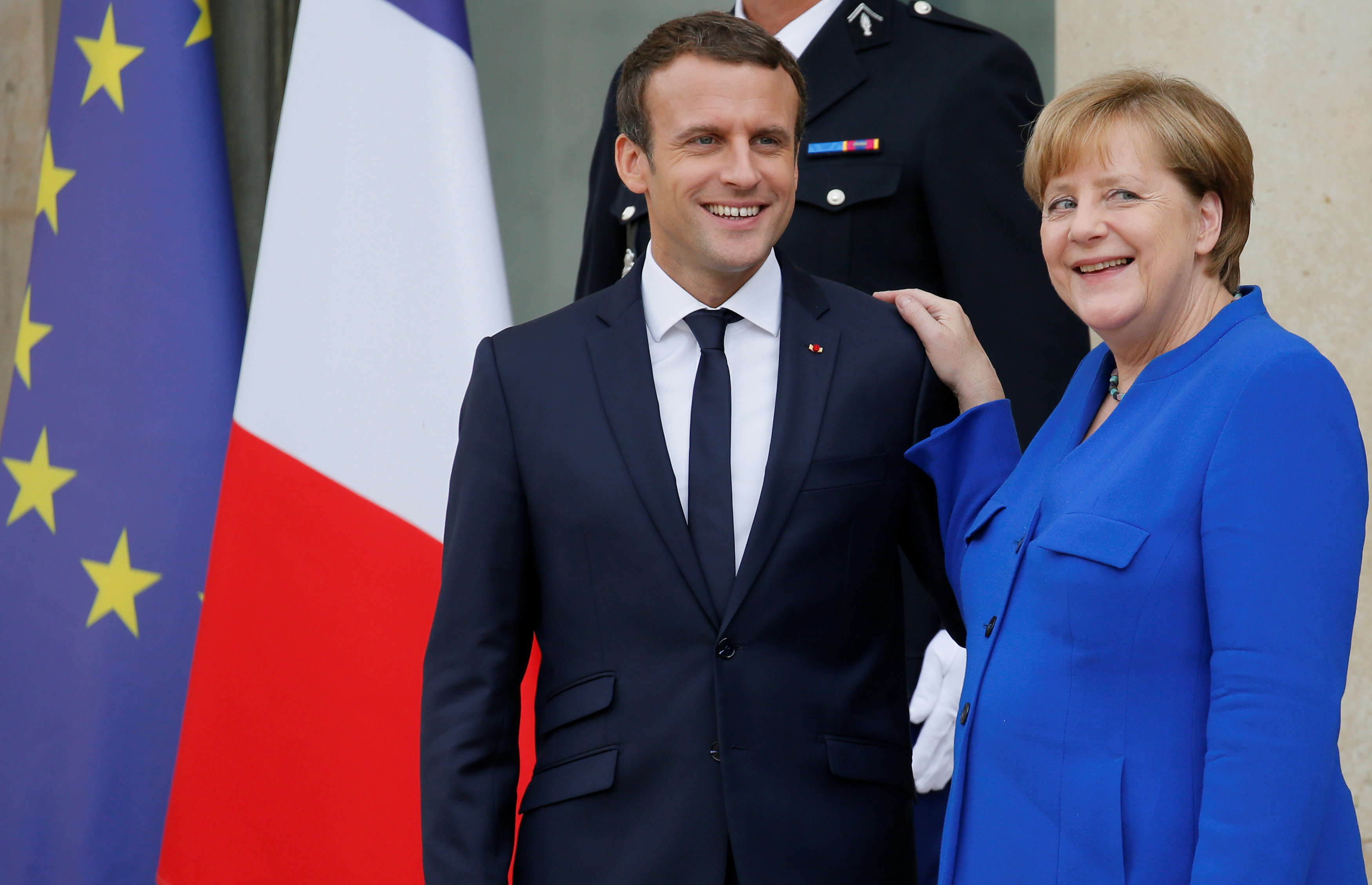 Macron e Merkel elogiano il “coraggio” di Mattarella