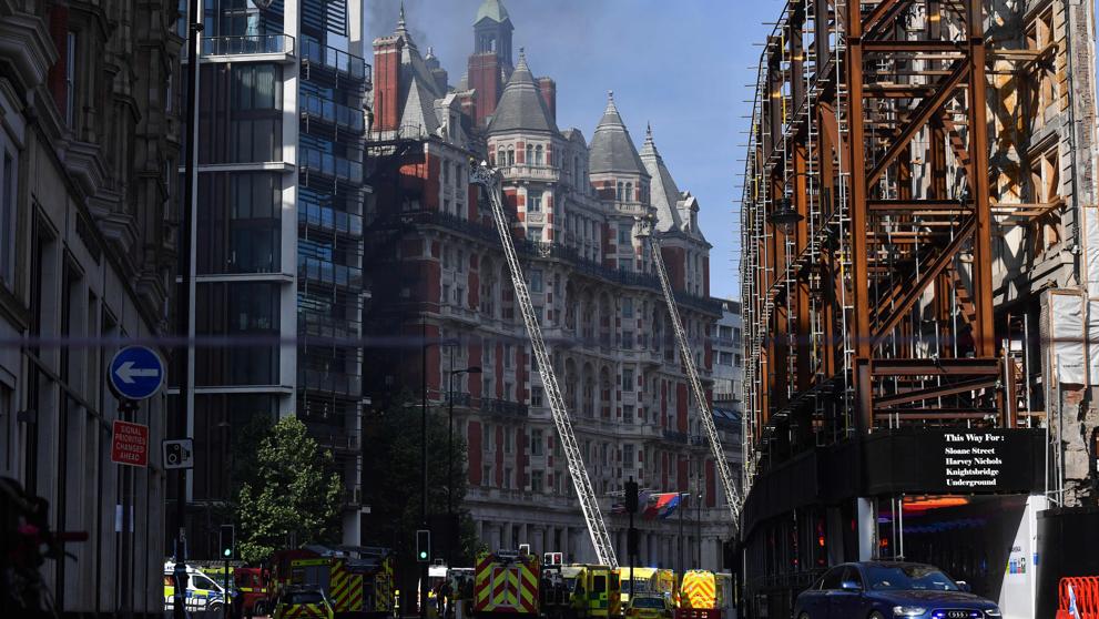 Londra, le fiamme bruciano il Mandarin Hotel