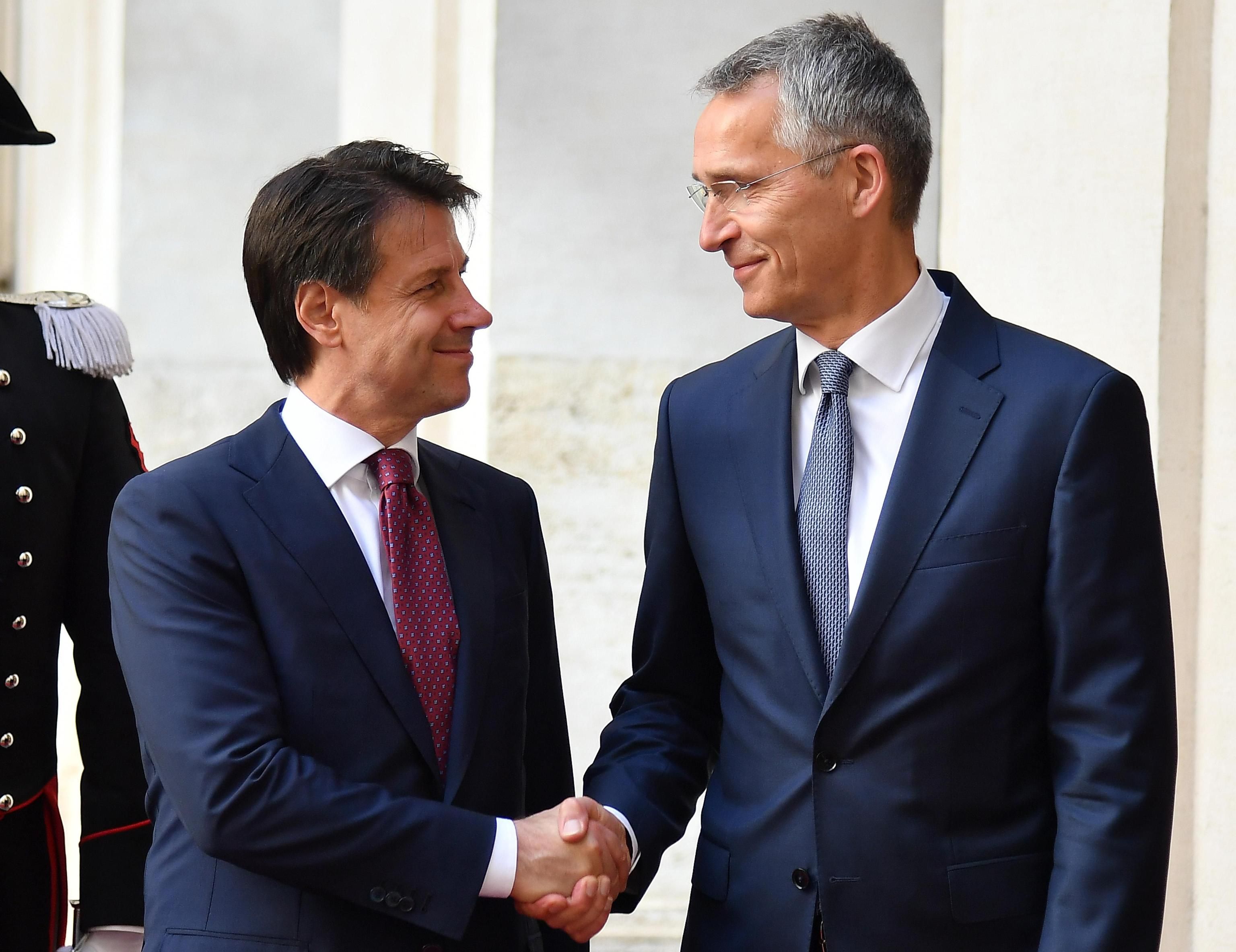 Conte incontra Stoltenberg e “giura fedeltà” alla Nato