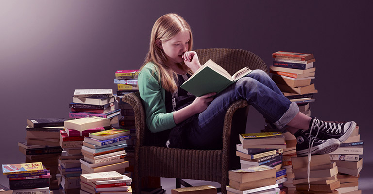 La lettura tra i banchi di scuola: i genitori leggono più dei figli 