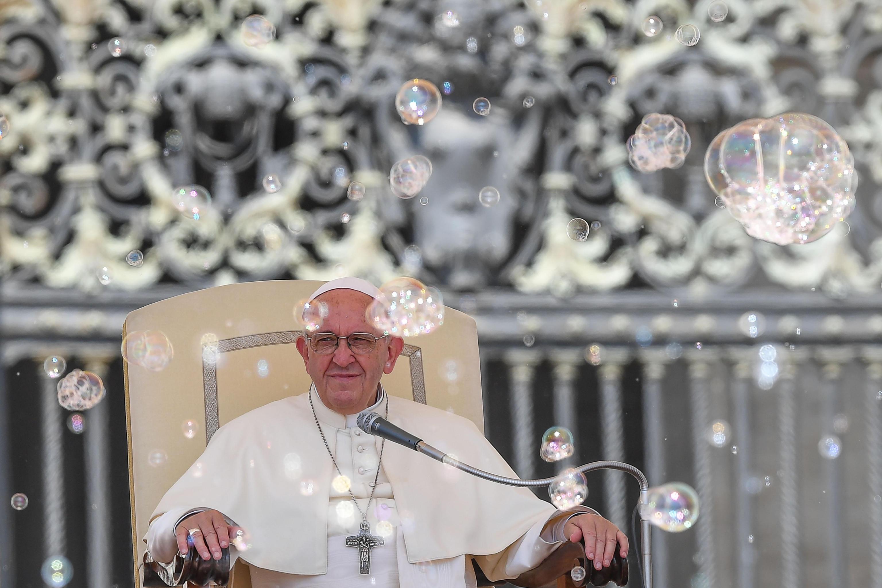 Francesco condanna il populismo da lui prodotto