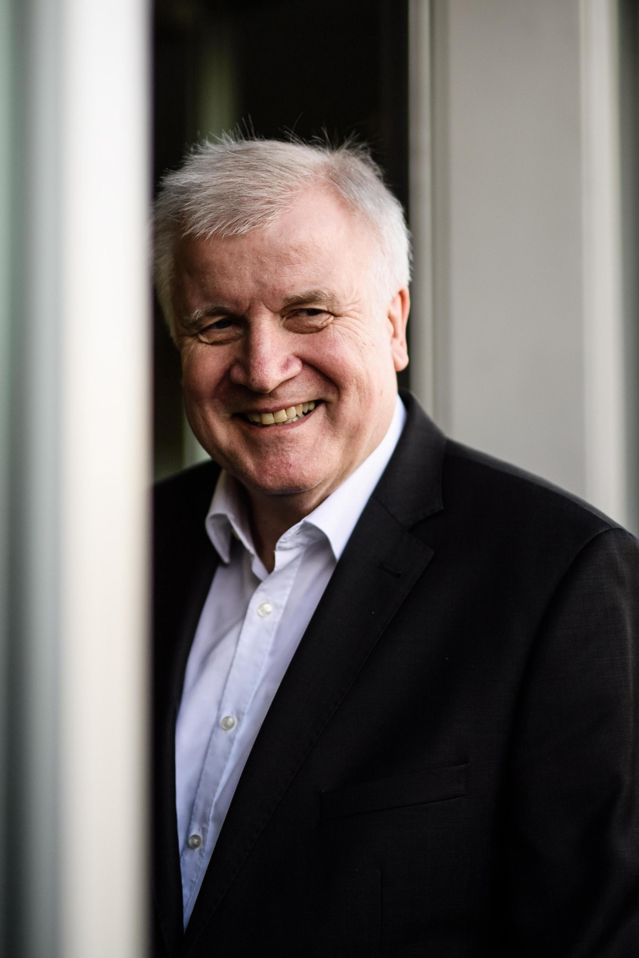 Seehofer rompe con Merkel sui migranti