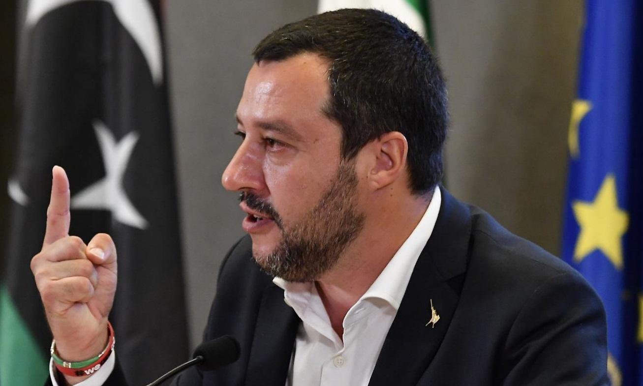 Migranti, scontro Salvini-Trenta