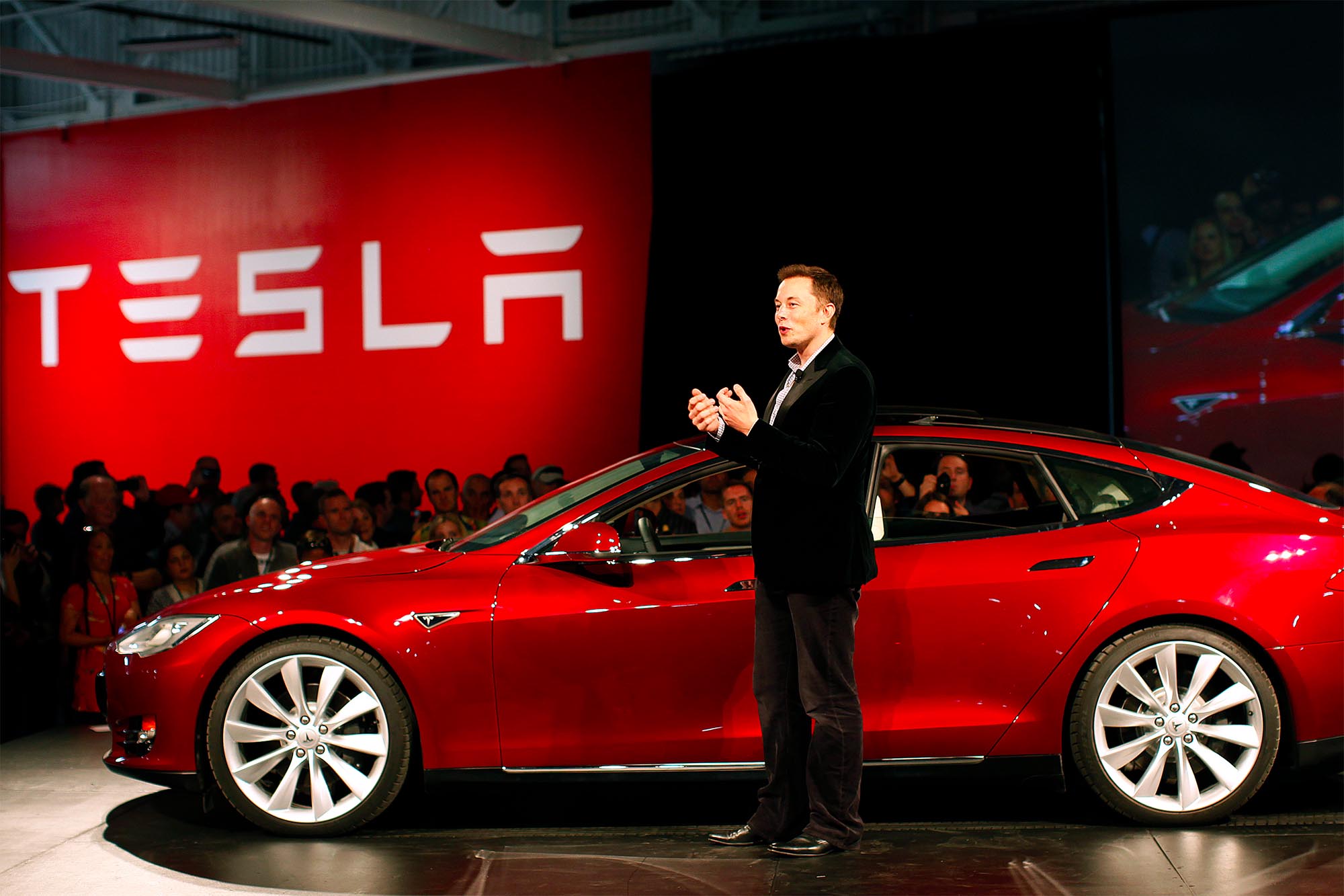 Tesla apre impianto in Cina, Musk sfida Trump 