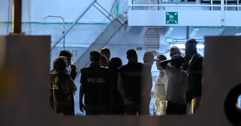 Linosa, si tuffano da barcone: annegano quattro migranti