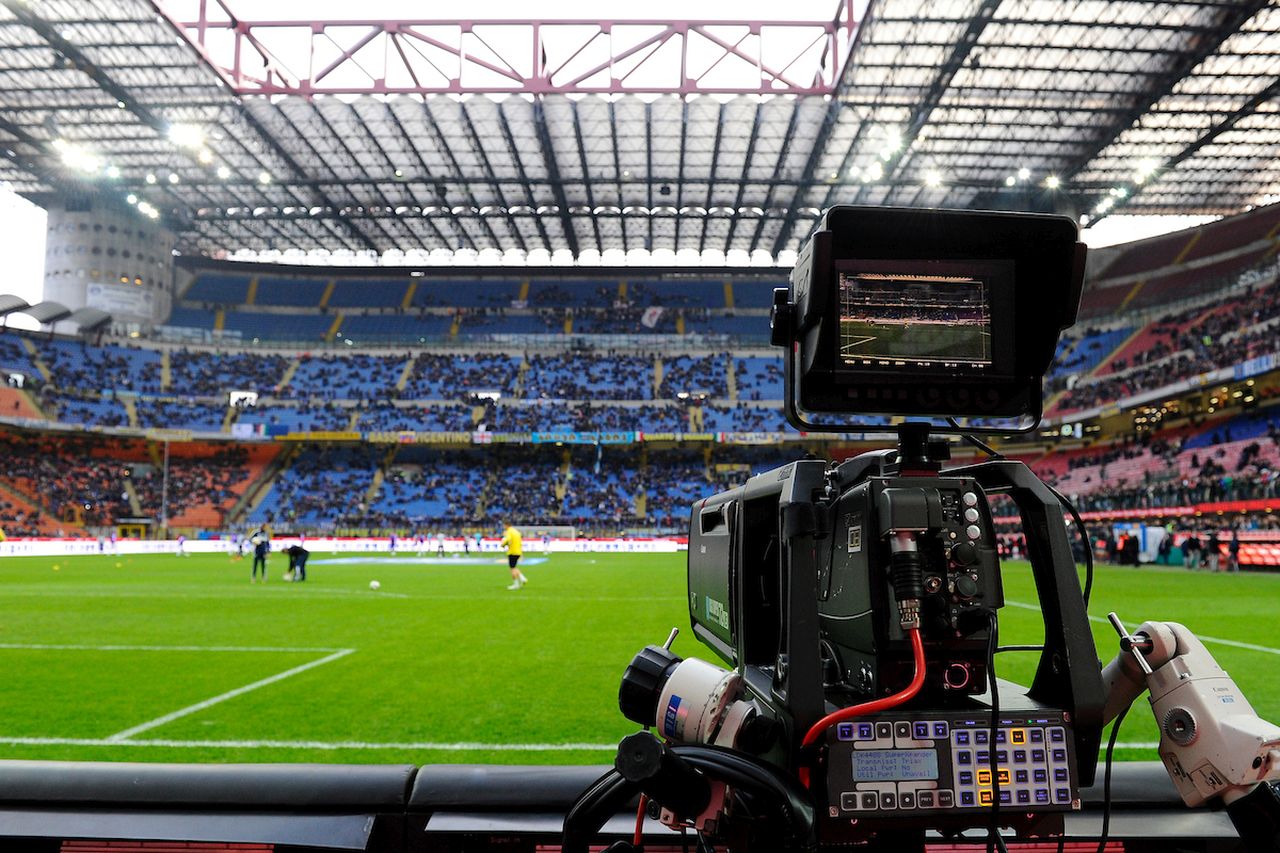 Conti con il calcio in tv: troppi due abbonamenti