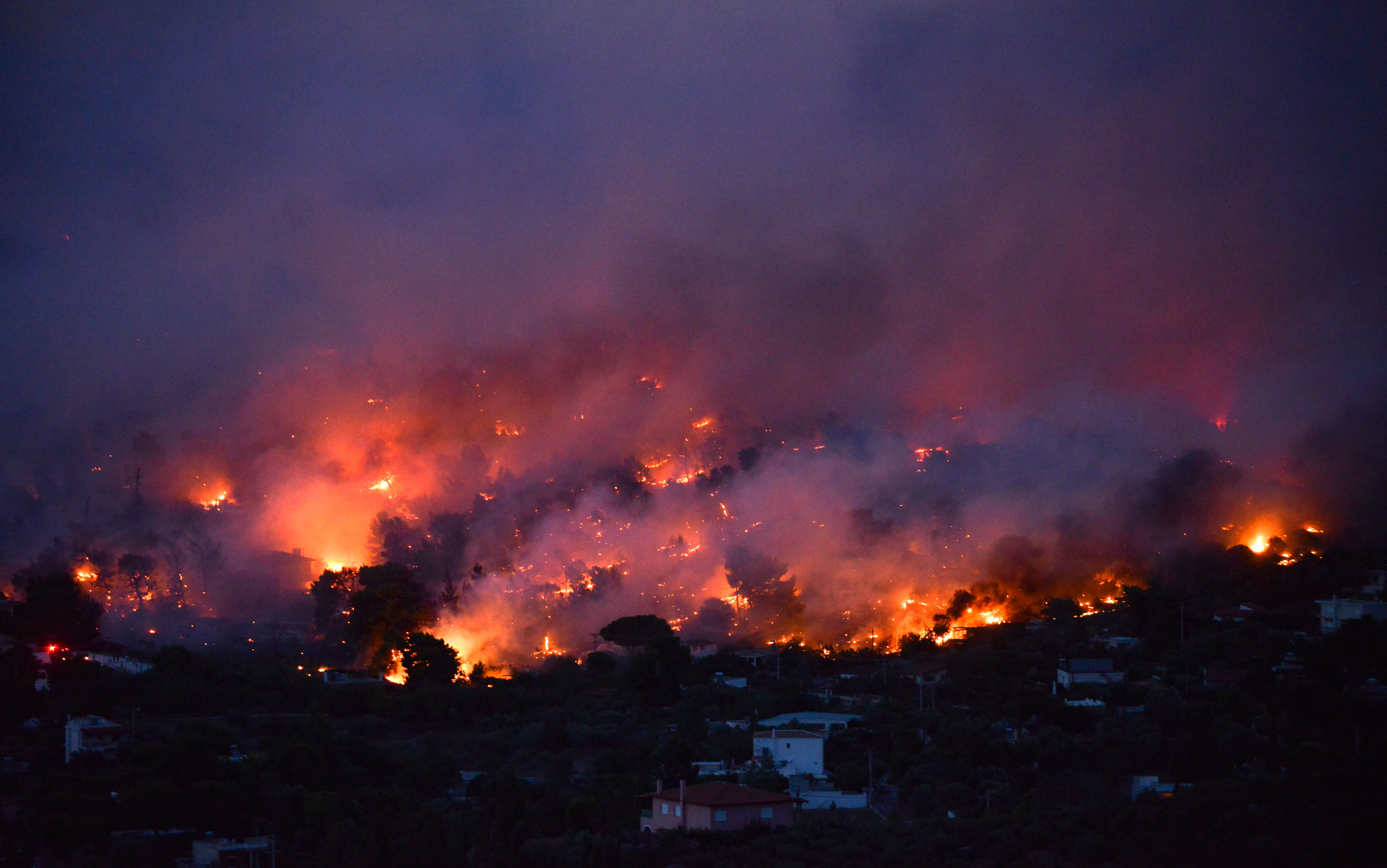 Atene, inferno di fuoco: “si temono 100 morti”