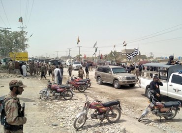 Pakistan, attentato davanti a un seggio: 31 morti