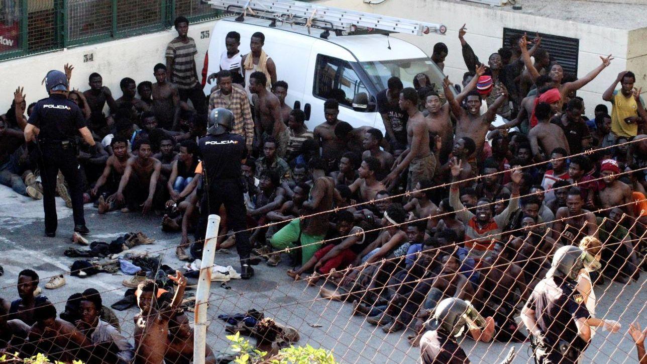 Sconfinamento di 600 migranti oltre barriera di Ceuta