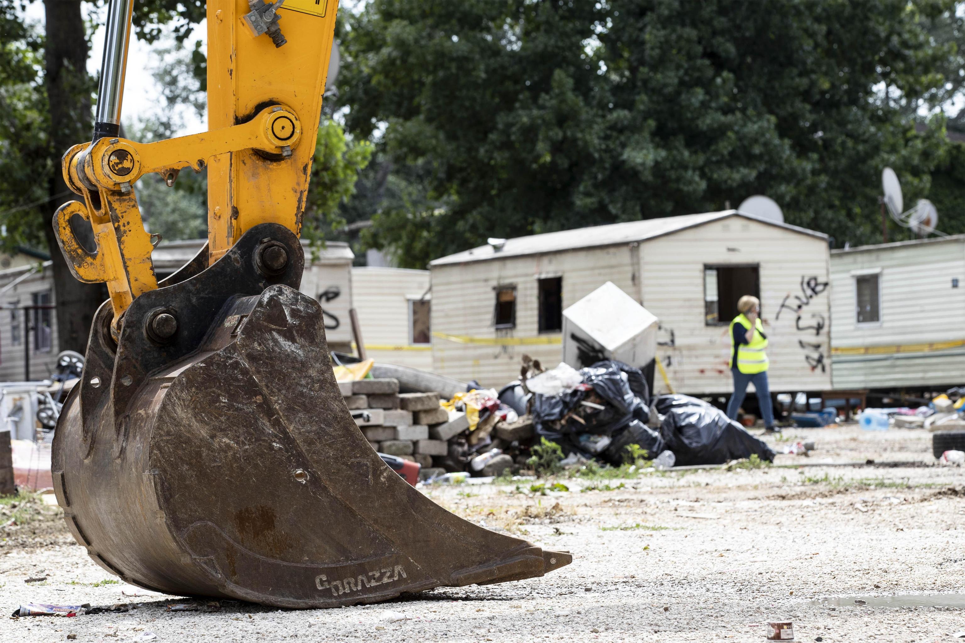 Il tira e molla dei campi nomadi 