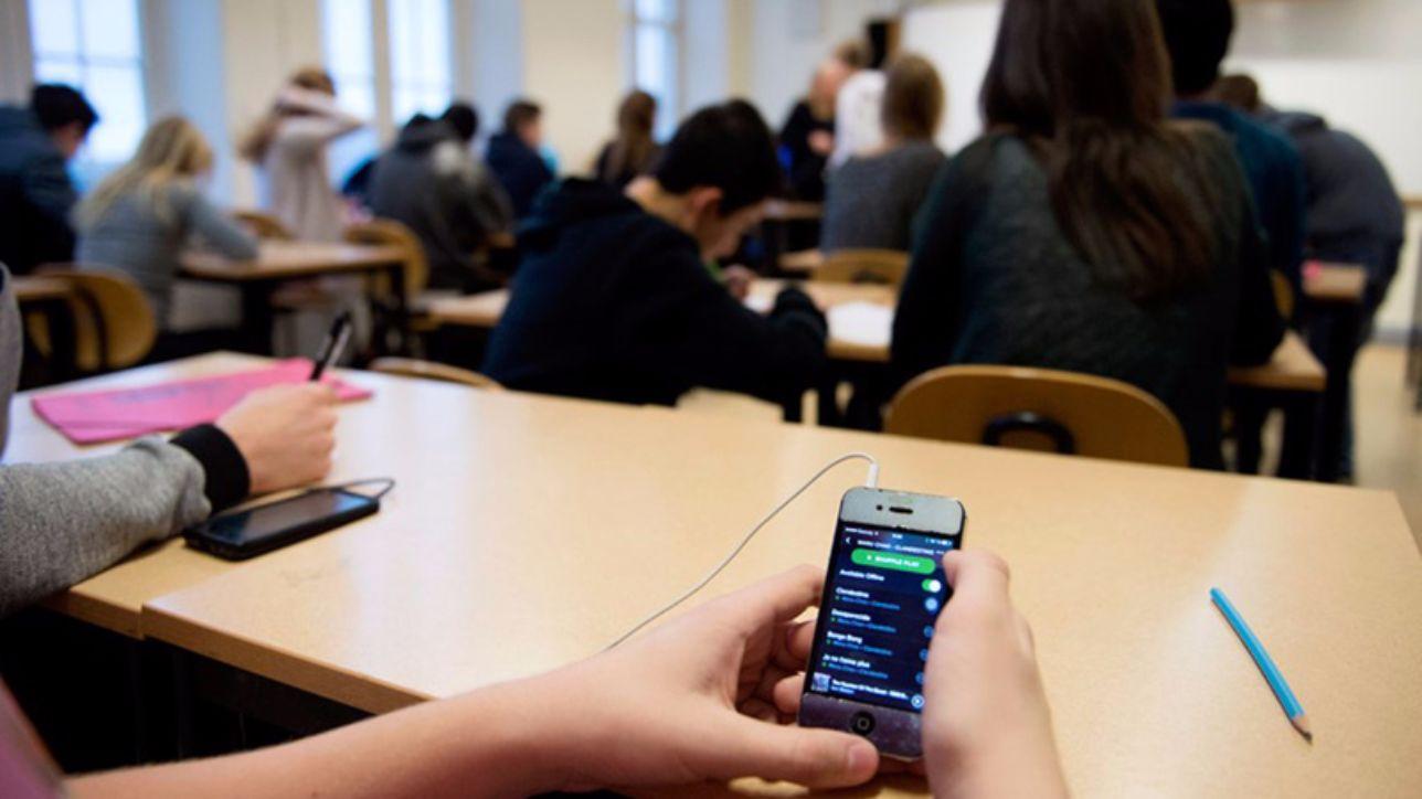 La Francia vieta l’uso dei cellulari a scuola