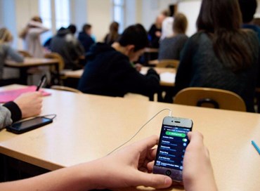 La Francia vieta l’uso dei cellulari a scuola