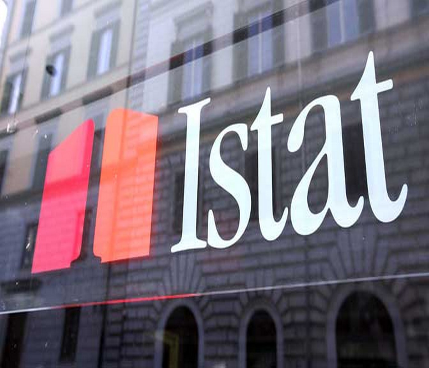 Giù gli occupati, si dimezzano i contratti a termine