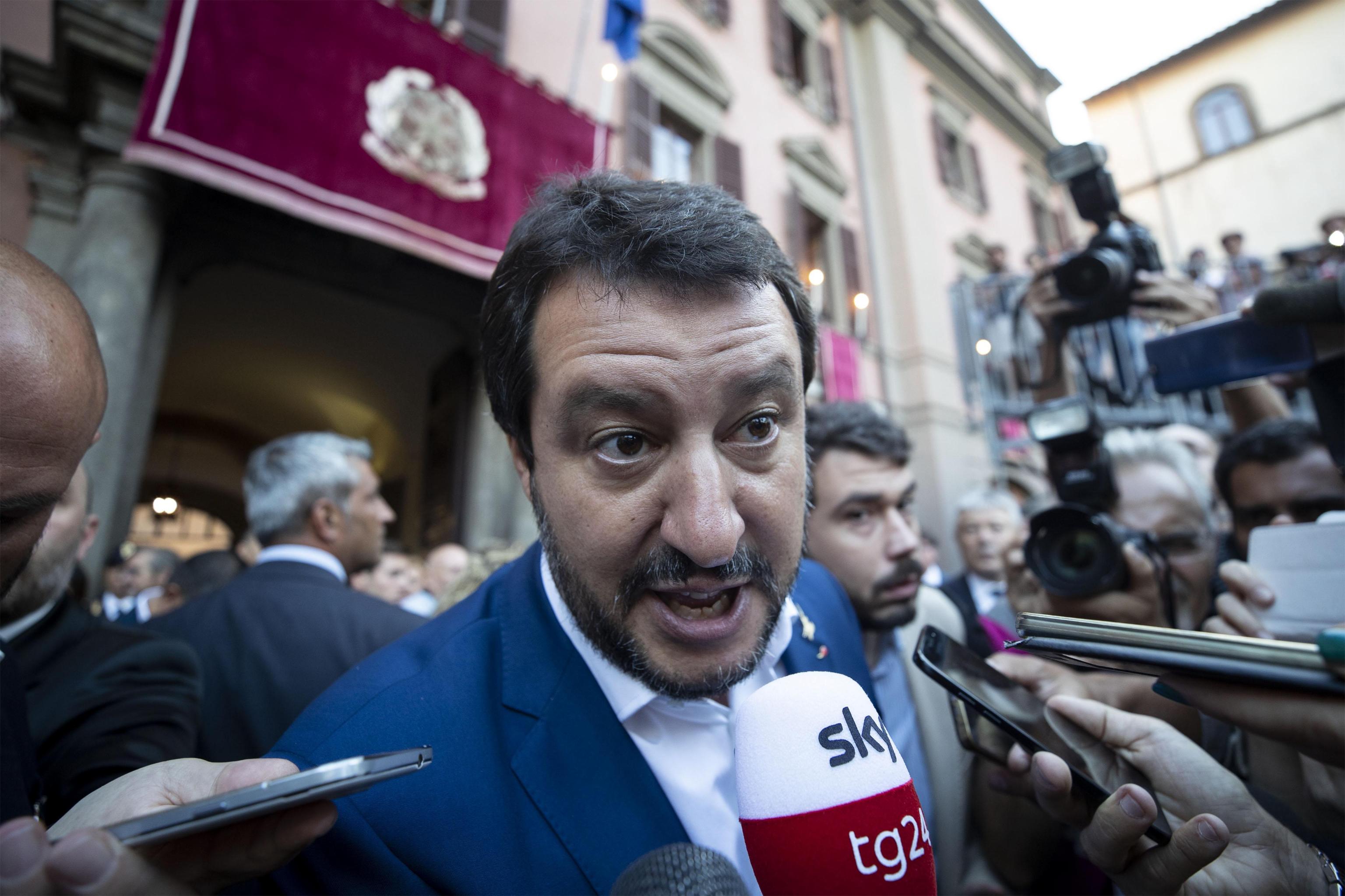 Salvini è fra due fuochi, o tre