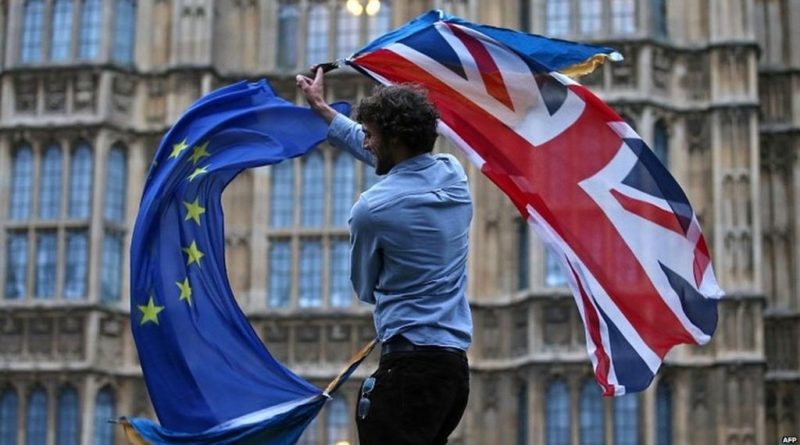 Brexit, elettori cambiano idea e Johnson attacca May