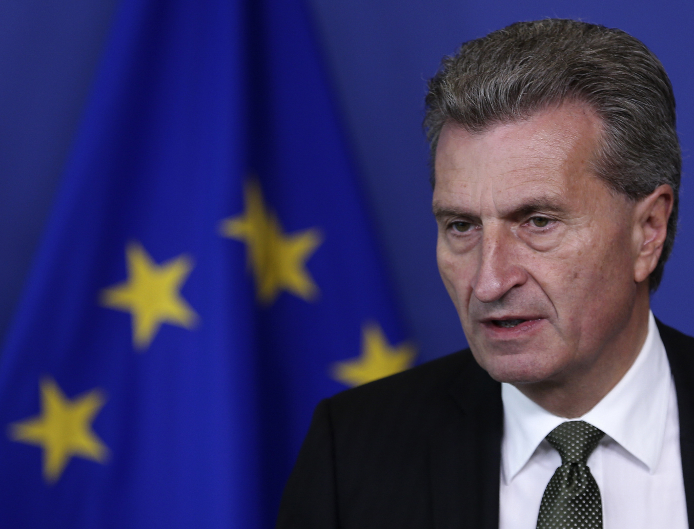 Oettinger: “l’Italia vuole distruggere l’Europa”