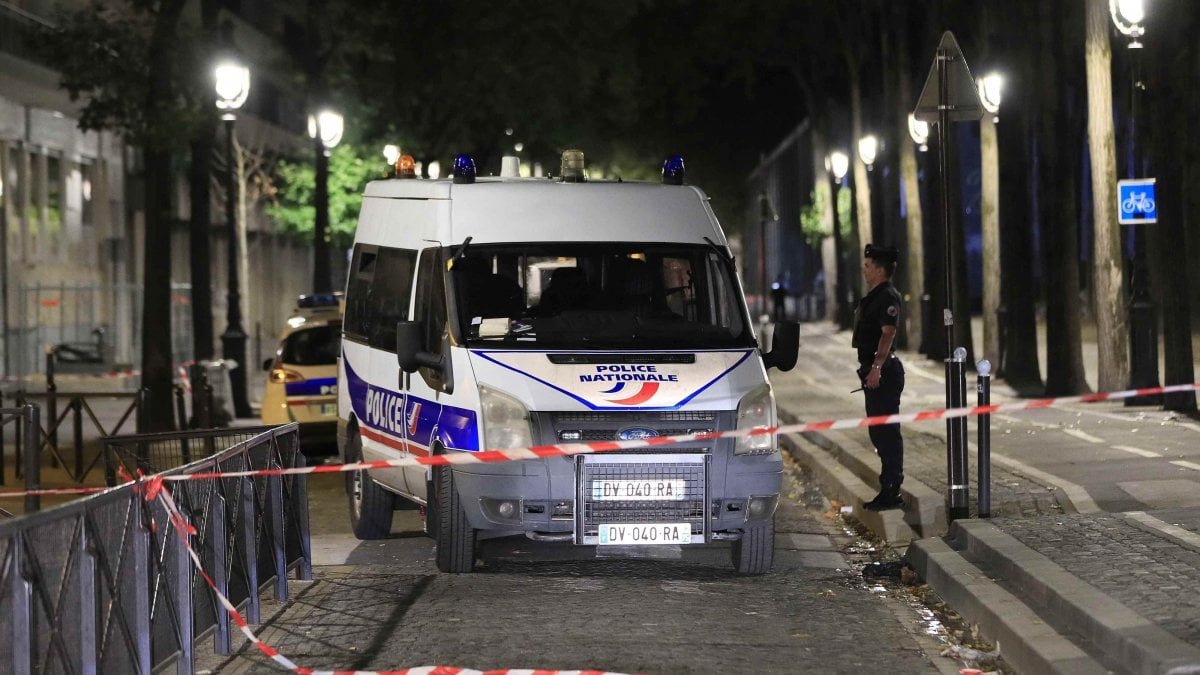 Francia, attacco con coltello a Parigi, sette i feriti