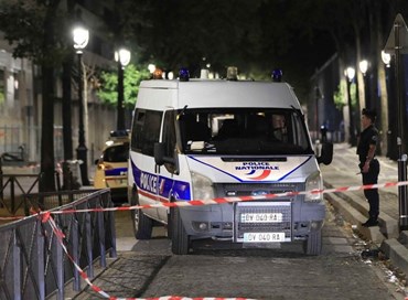 Francia, attacco con coltello a Parigi, sette i feriti