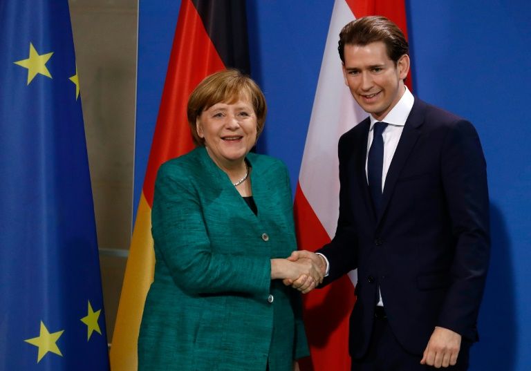 Migranti, Kurz e Merkel: “Sì alla proposta Juncker”