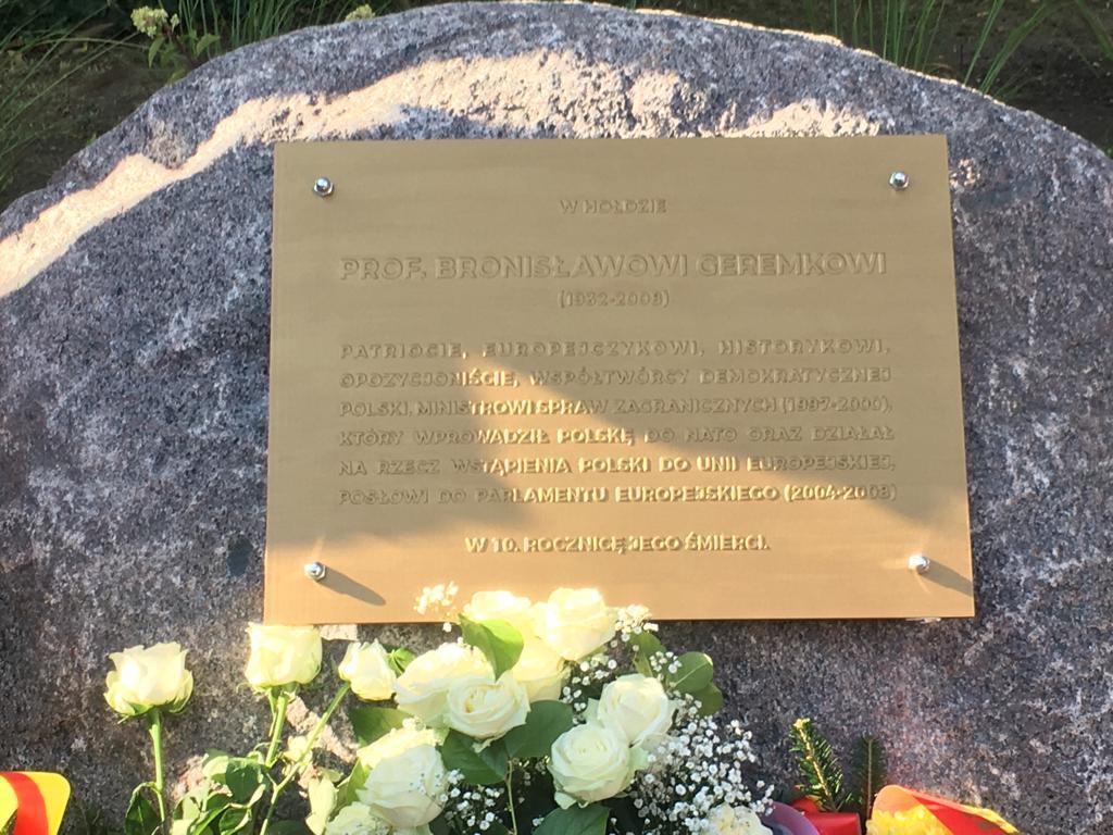 Polonia, la lapide delle polemiche di “Bronek”
