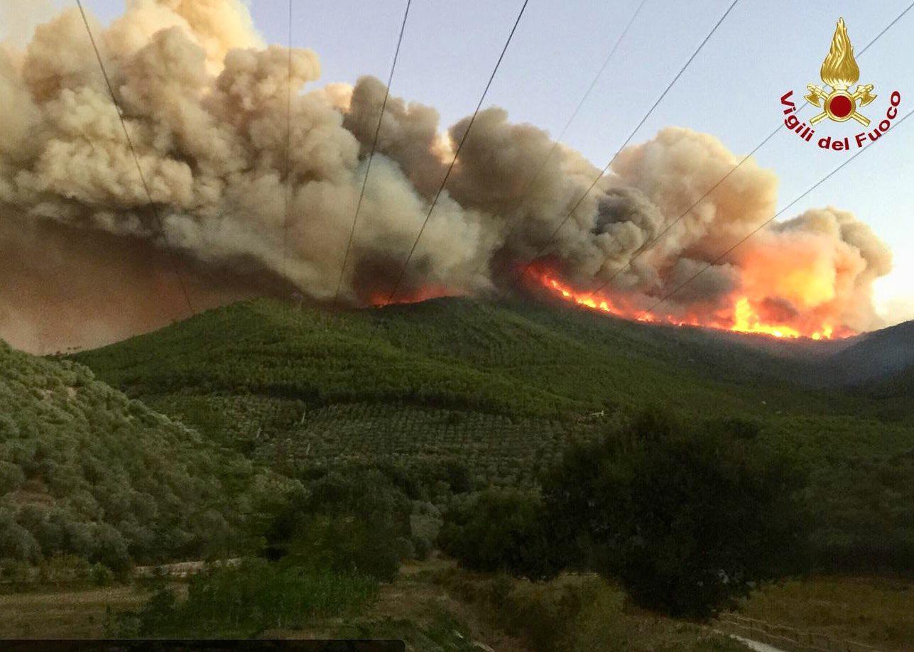 Incendio nel Pisano, 500 sfollati