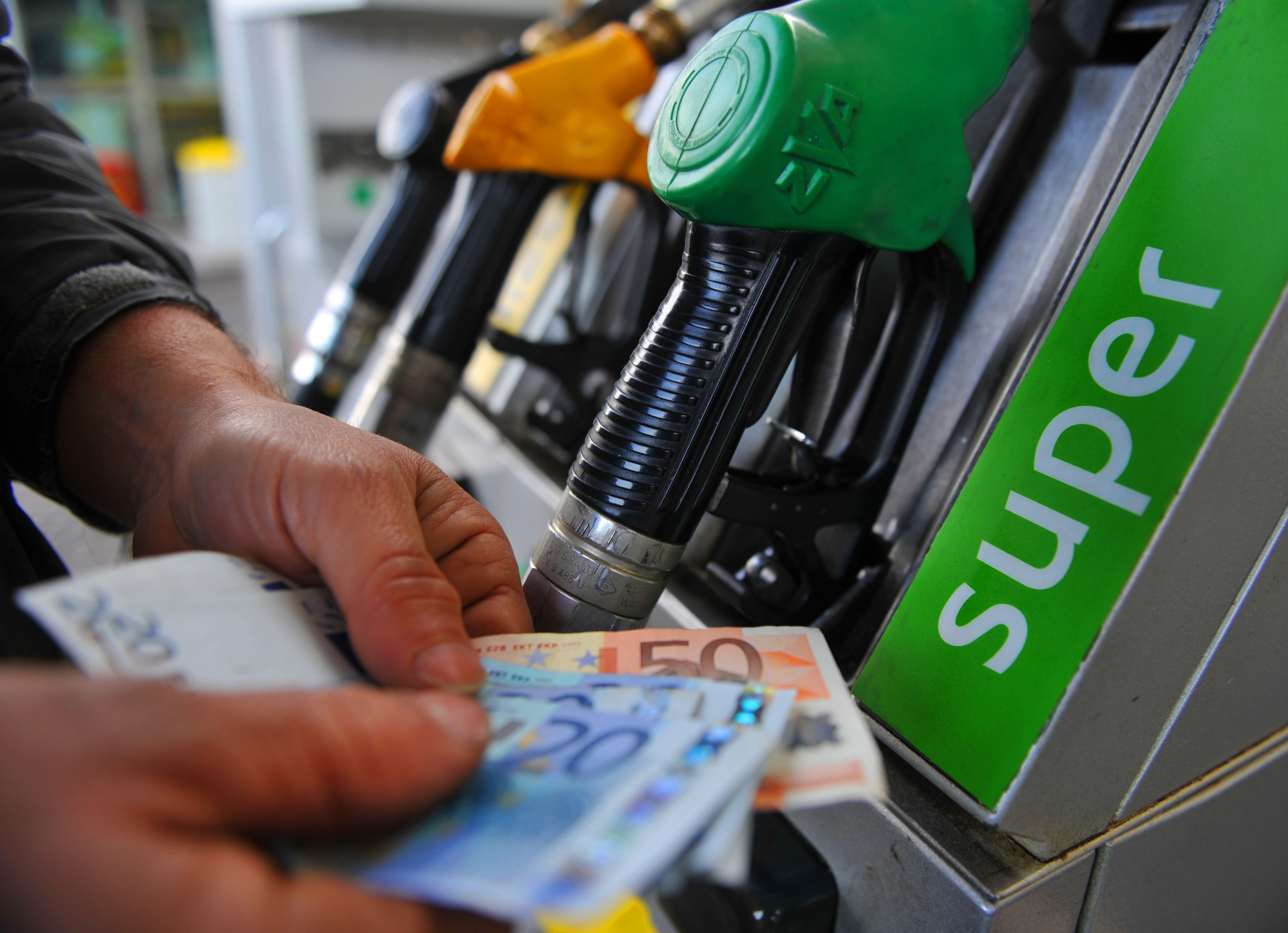 Si studia taglio accise, pace fiscale anche su Iva 
