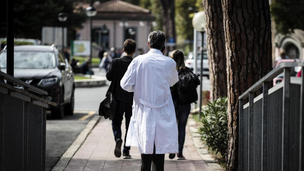Allarme medici, con quota 100 rischio esodo 