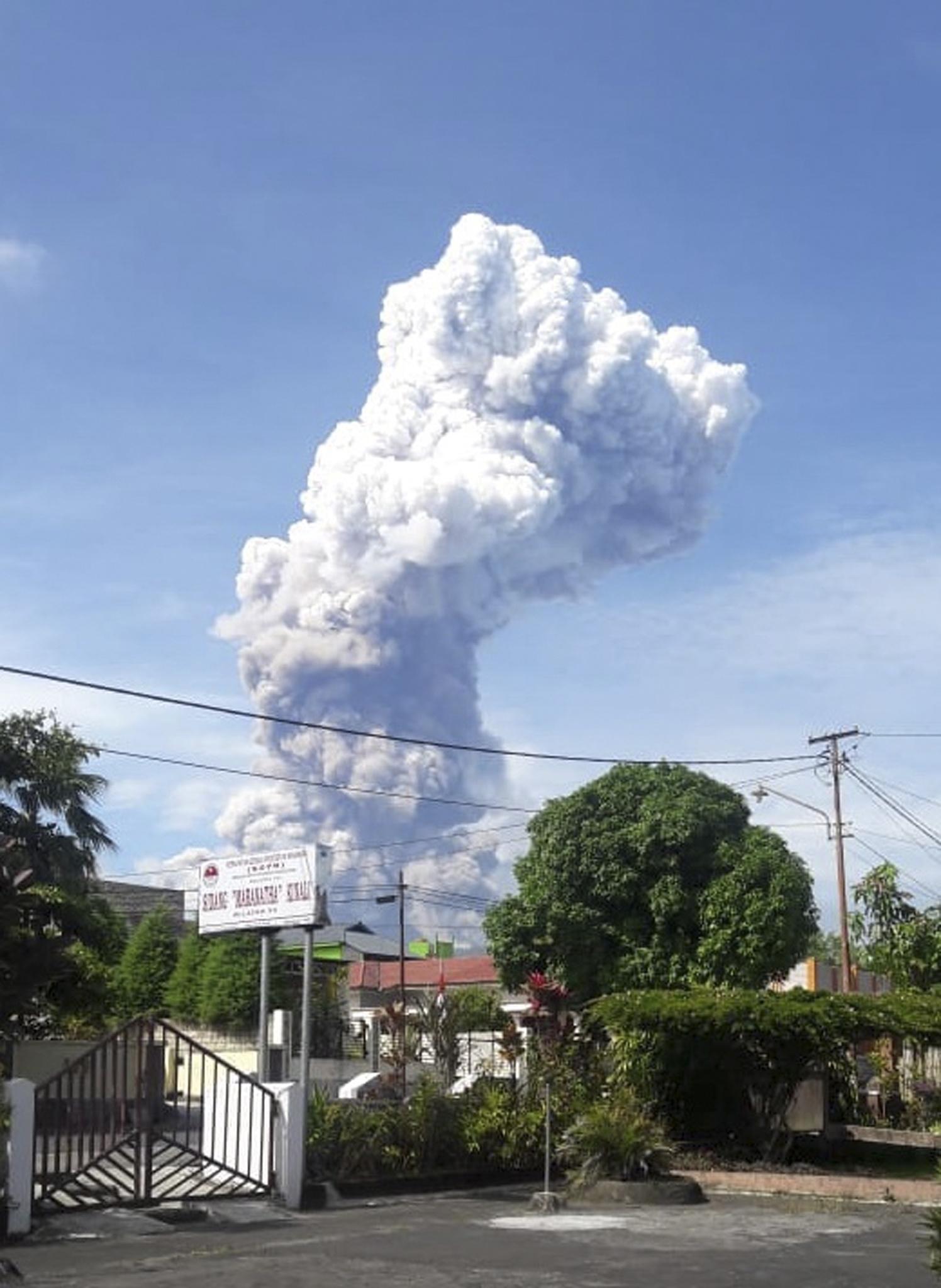 Indonesia, erutta anche il vulcano Soputan 