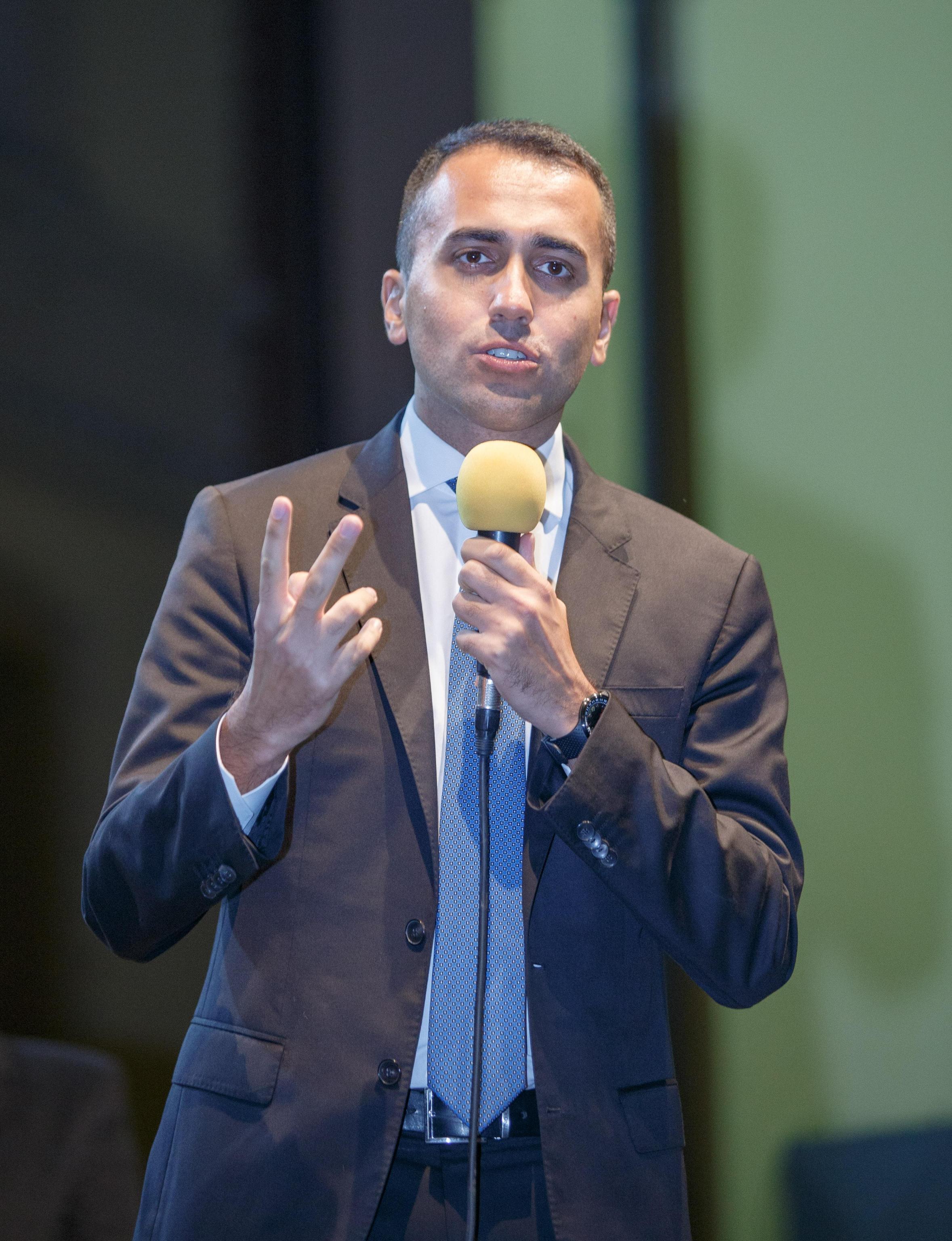 Di Maio: “Accerchiati da media e Ue”