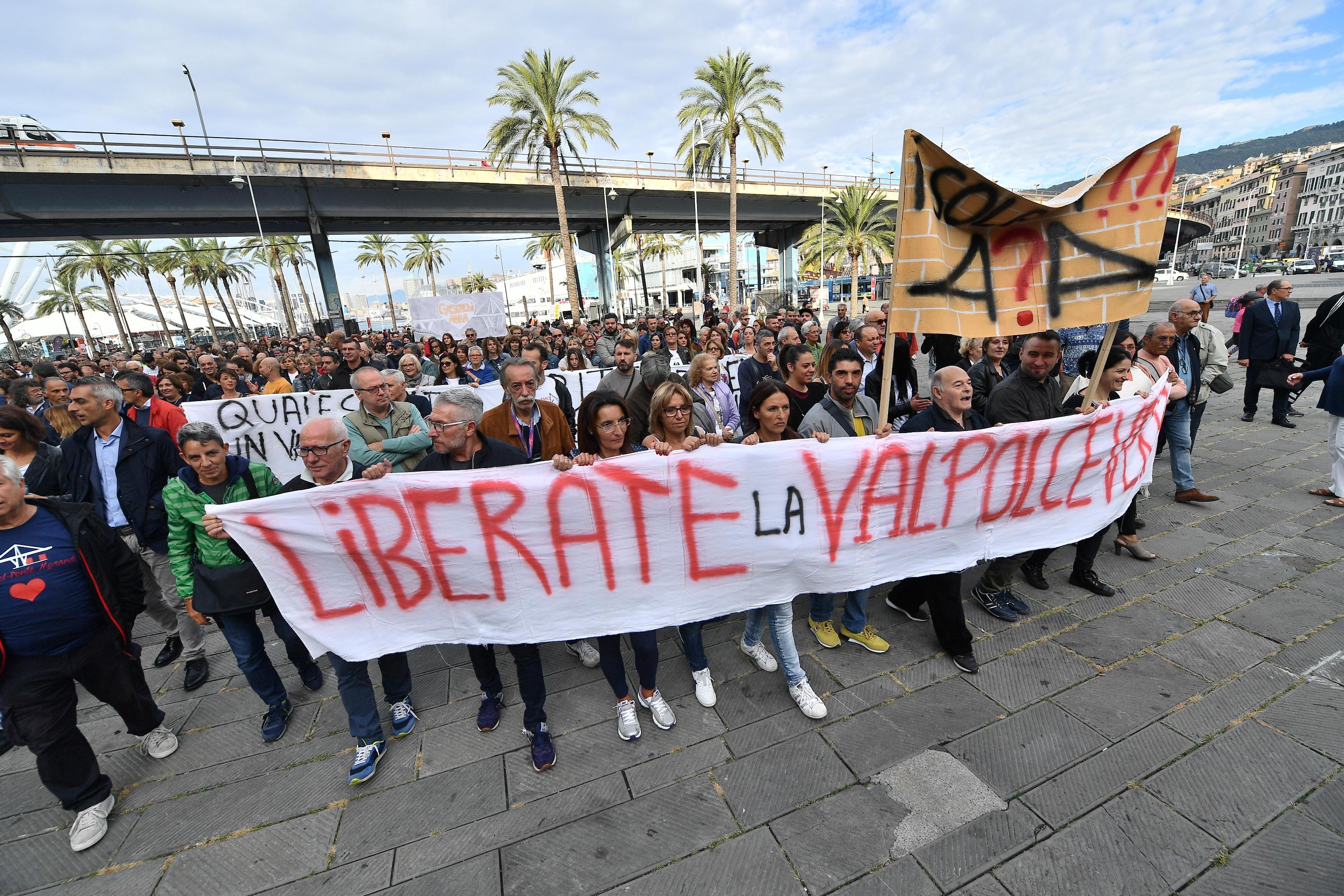Crollo ponte, abitanti Valpolcevera in piazza
